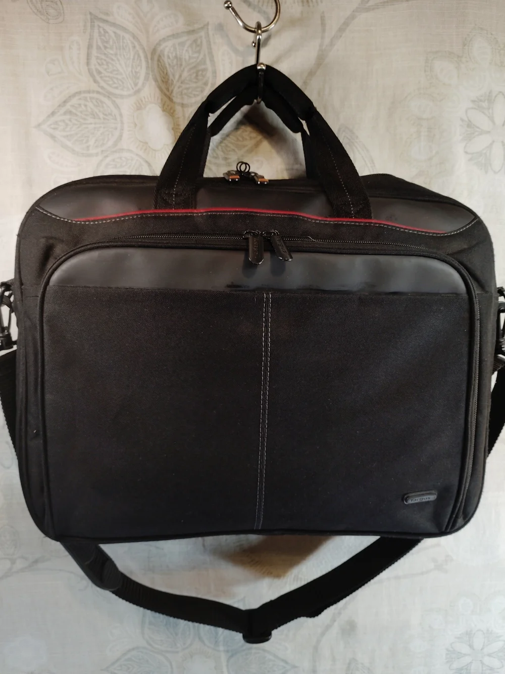 Targus Black Laptop/Messenger/ Briefcase with Red Trim